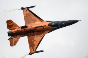 F16