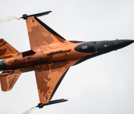 Majestatyczny myśliwiec F-16 w widowiskowym, pomarańczowo-czarnym malowaniu podczas dynamicznego pokazu na NATO Days w Ostrawie. F16 soloturk mysliwiec nato days ostrawa warsztaty fotograficzne ryszard warchol 0001 s08 5009